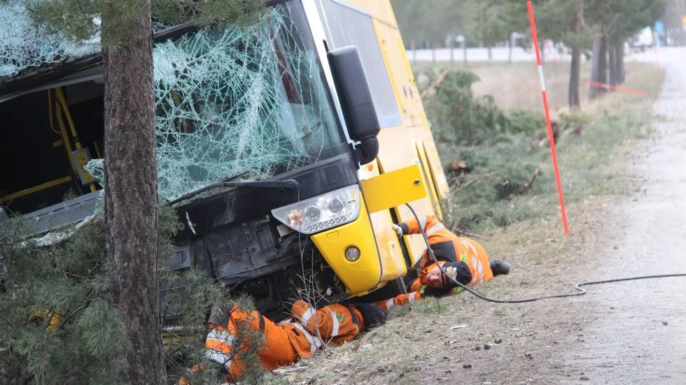 Vad som orsakade olyckan är oklart men bussen har tagits i beslag av polisen.