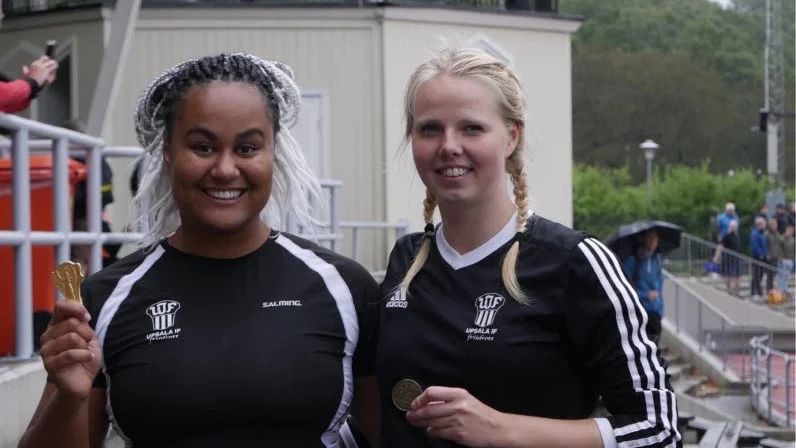 Vanessa Kamga tillsammans med klubbkamraten Ellen Pettersson som tog bronsmedaljen i diskus.