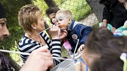 Emil Grönholm blir sminkad till clown av Sussie Holmberg.