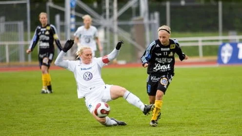Sarah Storck i kamp med Frida Östberg.
