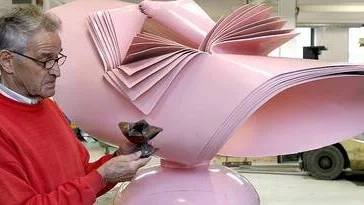 Nästa vecka kommer kopparslagaren Torsten Albinsson inleda arbetet med att göra en identisk kopia av den bortplockade skulpturen Rosa Fontana vid Västertorg. Före sommaren räknar kommunen med att kopian ska vara på plats.