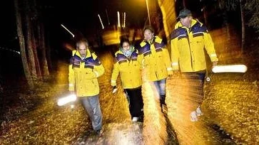 Mikaela Strömberg, Ebtesam Abowarrad, Hussien Abowarrad och James Jonsson går på nattvandring i Gottsunda.