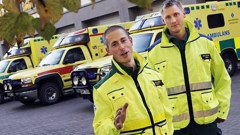 Kristofer Erling och Johan Dahrén vid ambulanssjukvården i Uppsala arbetar för att minska våldet bland unga i samhället.