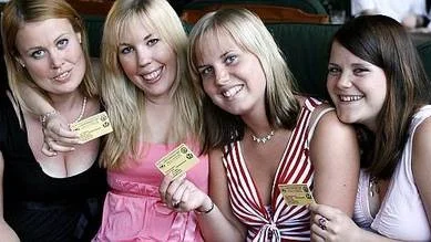 Lärargänget Elin Tannfors, Susanna Westin, Erika Oscarsson och Anna Sturevikstorm går på Birger jarl eftersom det inte bara är studenter som hänger där. Med kårleg går de även in gratis.