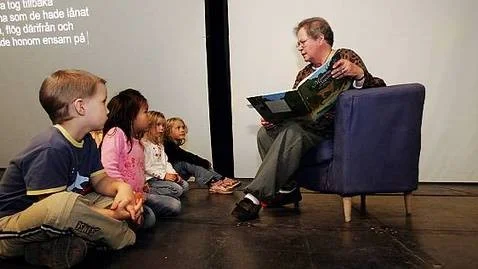Birgitta Ahlén från riksföreningen Allas barnbarn läser för barn från Barnhagens förskola, Alex Gunnarsson, Linn Frödén, Linnea Strandqvist och Astrid Moberg.
