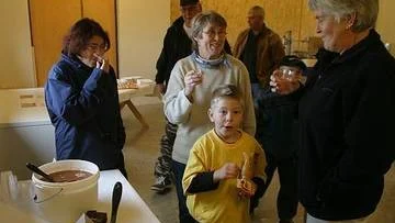 Många passade på att provsmaka och köpa äppeljuice när det var öppet hus vid Tranaholms musteri i Valö i lördags.