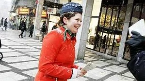 På bilden är Emily Guinane utklädd till flygvärdinna under en aktion i februari mot civilflyg vid Ärna.