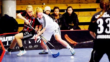 Sofie Paulsson (FBC) kämpar mot Caroline Pettersson (FBC Ungdom).