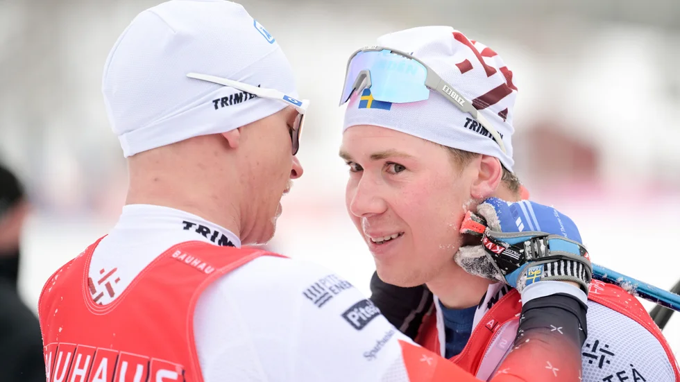 Viktor Brännmark, till vänster, gratulerar Fredrik Andersson till SM-guldet.