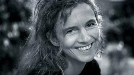 Delphine de Vigan har tidigare givit ut romanen Dagar utan hunger under pseudonymen Lou Delvig.
