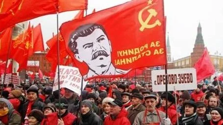 Med röda fanor, Stalin och hammaren och skäran demonstrerade ryska kommunister 18 december på Manegetorget strax intill Kreml. De krävde omval efter uppgifter om oegentligheter i det ryska parlamentsvalet.