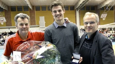 Simon Pettersson gratuleras av Sten Johansson ordförande i nordupplands idrottsallians och Carl-Åke Eriksson från UNT.