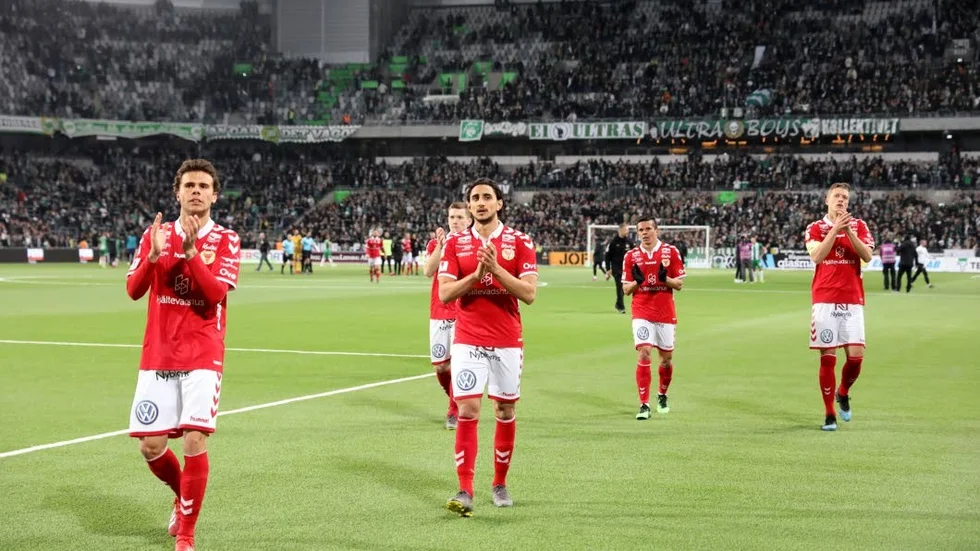Mahmoud Eid och hans Kalmar tackar publiken efter 1-1 borta mot Hammarby.