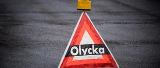 Lastbil och personbil körde i diket på hal E4-avfart