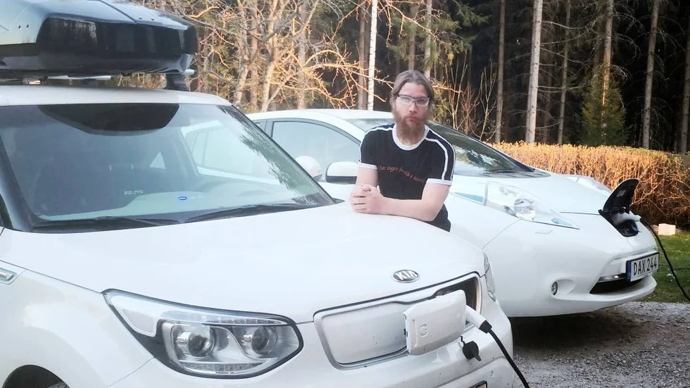 Åke Tholin har två elbilar hemma på parkeringen, en Nissan Leaf och hustruns Kia e-Soul.