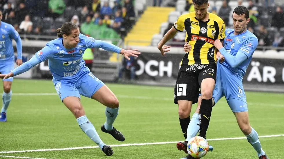 Felix Michel (till vänster) var rejält besviken efter 3–0-förlusten i cupfinalen mot Häcken och kräver nu att AFC Eskilstuna värvar i sommar.