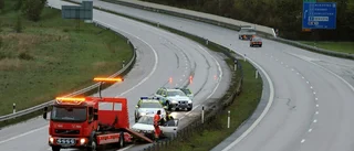Misstänkt påverkad körde in i mitträcke