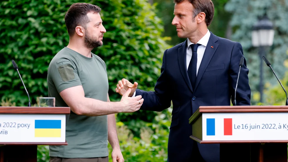 Ukrainas president Volodymyr Zelenskyj och Frankrikes Emmanuel Macron på möte i Kiev i förra veckan. Ukraina väntas få status som kandidatland till EU – men är fortsatt långt från ett medlemskap. Arkivbild.