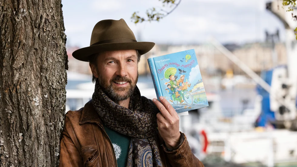 Olle Sarri har läst in sommarlovsföljetongen "Ossians ovanliga nanny", skriven av Ylva Karlsson.