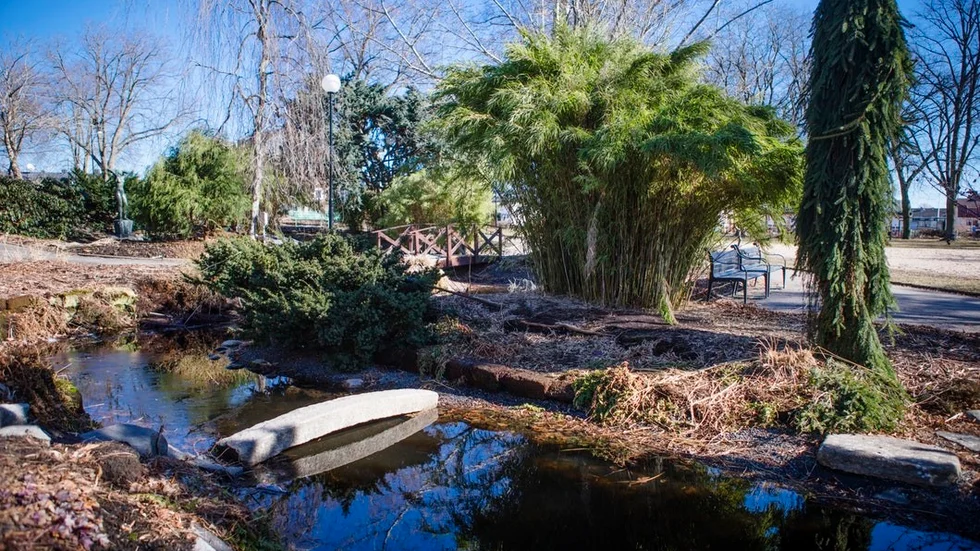 Någonstans i Katrineholms stadspark, ännu oklart var, kommer Ragnar Thoursies minnesbänk att stå.
