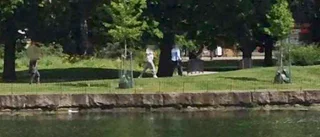 Här fångas 32-åringen på bild efter knivbråket i parken