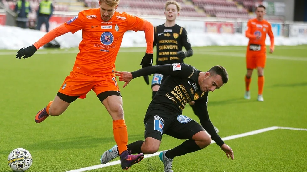 AFC Eskilstuna och Syrianska när det möttes tidigare i år i en träningsmatch. Till vänster på bilden syns AFC-backen Daniel Björnquist som lämnat laget.