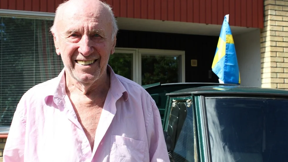 Lars Erik Karlsson framför sin lilla pärla, en liten pensionärsbil som han gillar att åka med ut på stan.