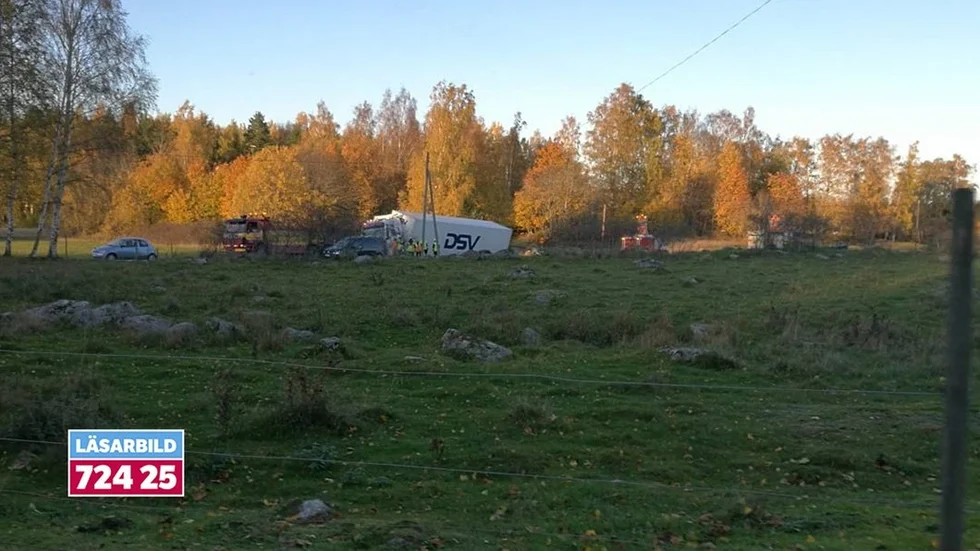 Olyckan inträffade strax efter klockan 14 på onsdagen i höjd med Öja kyrka.