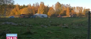 Långtradare i diket – föraren till sjukhus