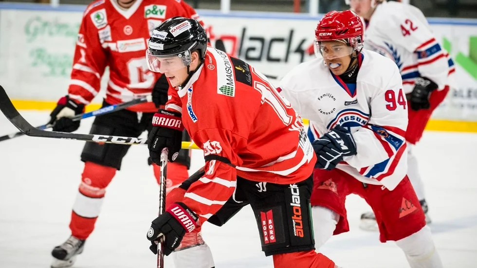 Gripenforwarden John Moberg Forslund fortsätter att visa god målform. Desto mer negativt var att hans båda mål borta mot Sollentuna inte gav några poäng alls, vilket gör att Nyköpingslaget tappar viktig mark i kampen om playoff-spel efter avslutad fortsättningsserie.