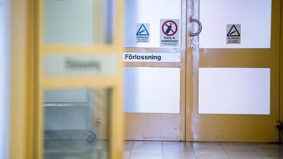 Drygt hälften av alla barnmorskor har funderat på att säga upp sig det senaste året. Orsaken är en tuff arbetsmiljö och att skiftarbetet tär på hälsa. Det visar en rapport som Svenska Barnmorskeförbundet släppte i maj 2022. 