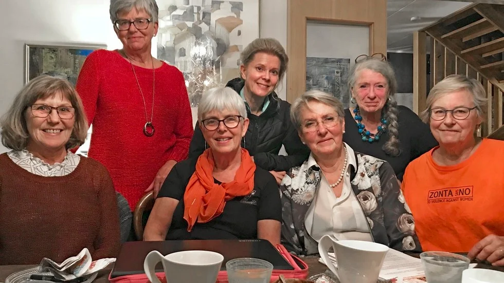 Jämställdheten står i fokus för arbetet i Zonta. Eva Knutsson, Pia Widlund och Christina Hallin (stående i övre raden), tillsammans med Lena Örnfjärd Berg, Maria Evald, Kristina Ekstrand och Marie-Louise Hegewald planerar nu för att under 16 dagar ta ställning mot våld mot kvinnor.