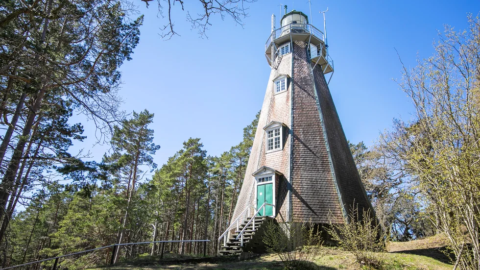 Gotska Sandön. Fyren.
"Ytterligare ett bevis på att staten inte fattar att öar behöver särbehandling", tycker Gotlänningens ledarskribent om beskedet att Naturvårdsverket stryper stödet till Gotska Sandön. Provocerar henne dessutom med orden: "Res gärna kollektivt" för hur landets nationalparker ska nås. 