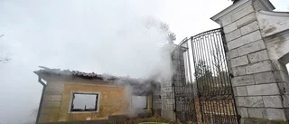 Kraftig brand i stuga vid slott