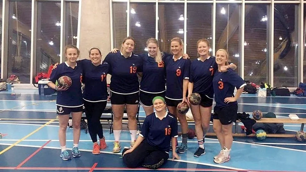Rebecka Lindberg, tidigare elitseriespelare i H65 Höör, syns här trea från vänster med sitt amerikanska handbollslag Seattle HC. Foto: Privat