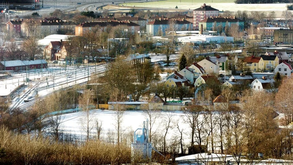 Järnvägen går rakt genom Nyköping. När Ostlänken byggs innebär det att mer farligt gods transporteras genom såväl Nyköping som andra småorter längs med järnvägen.
