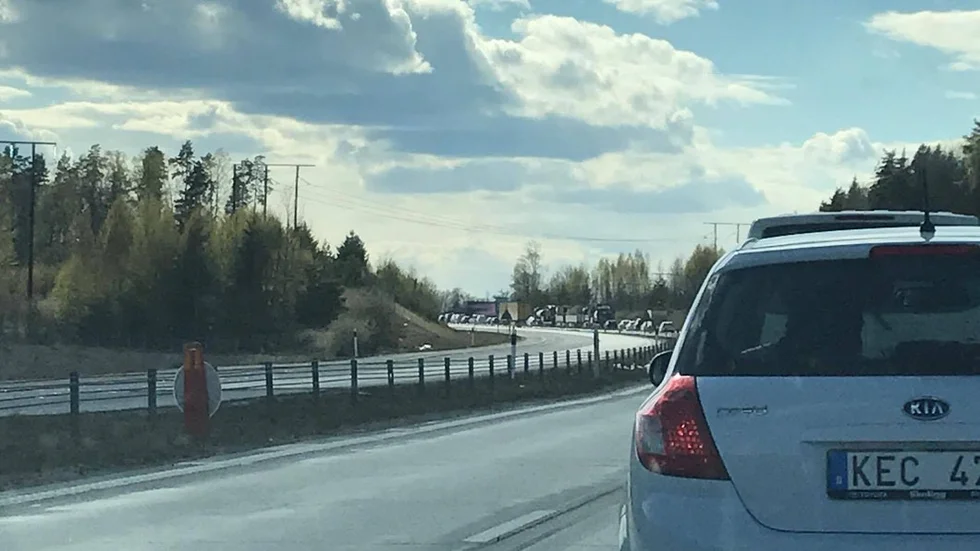 Köerna blev snabbt långa på E20 i samband med olyckan.