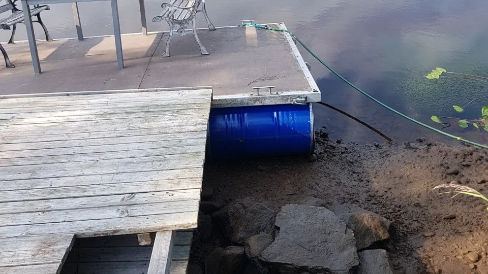 En läsare skickade in en bild på sin flytbrygga som stod på torra land.