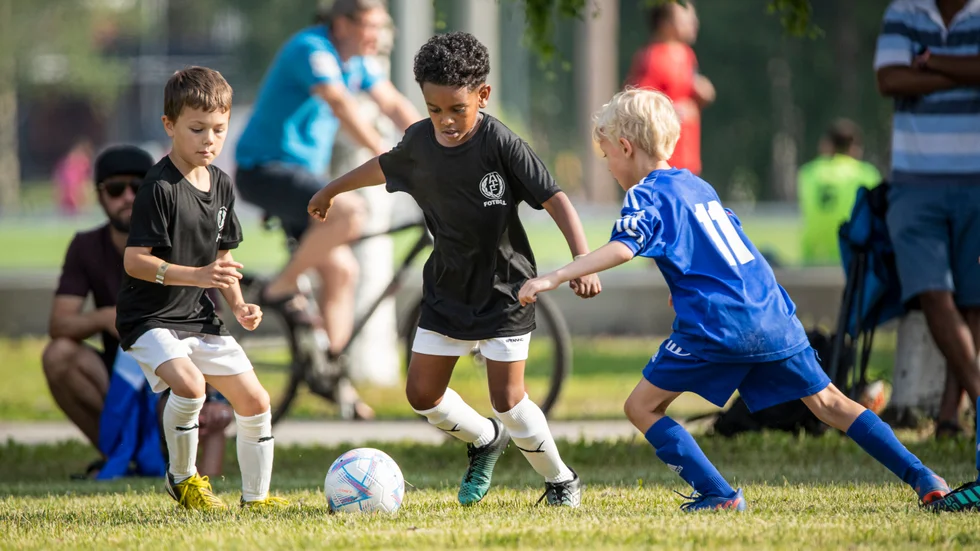 Lek, glädje och full fart när Öjebyns och Älvsbyns åttaåringar möttes i Summer Games ifjol. I helgen är det dags för den stora fotbollsfesten i Piteå igen. (Arkivbild)