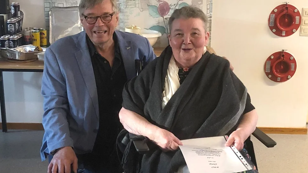 Leif Vikman, styrelseledamot i PRO Norrbotten, överlämnade en pengagåva till Eva Öderberg, ordförande för PRO Öjebyn, i samband med  jubileet.