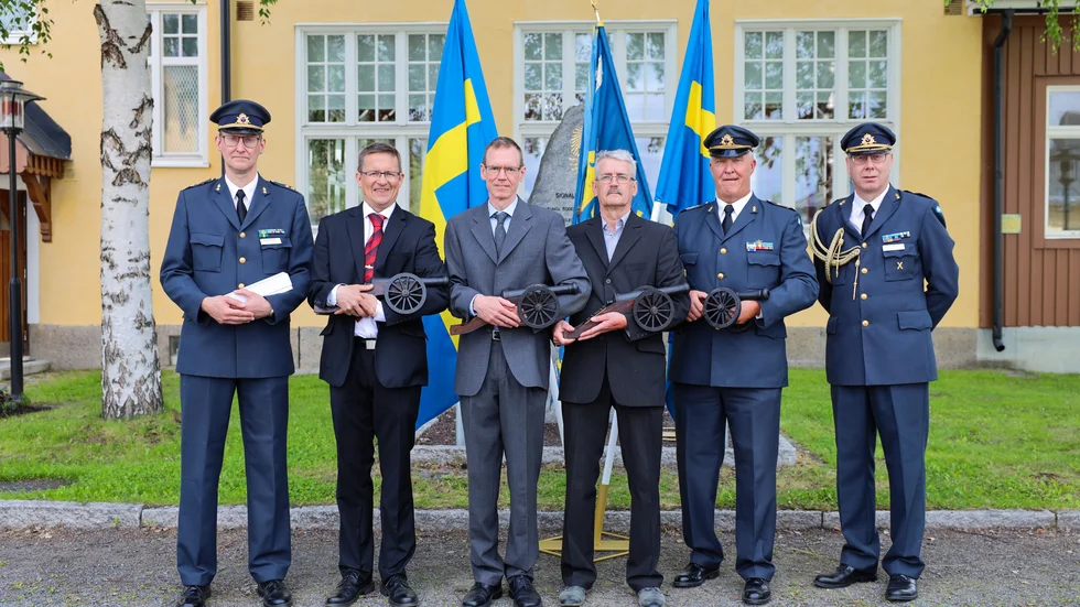 På bilden från vänster: Göran Landewall (NOR), Mats Nilsson (pension), Jan Eriksson (pension), Erik Hörnell (pension), Mats Rehn (pension) samt regementschef Magnus Ståhl. 