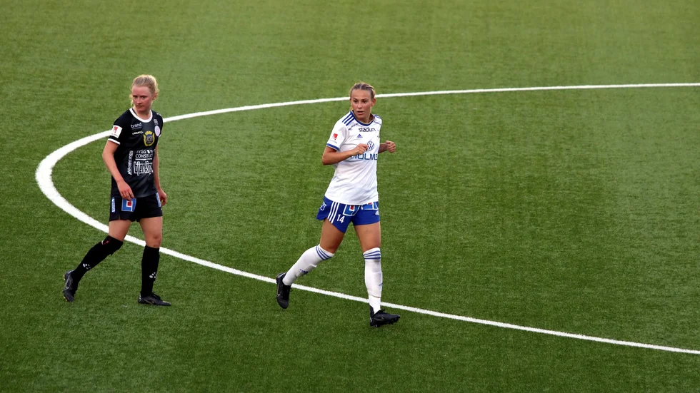 Elsa Burvall stred i mittens rike inför säsongens i särklass främsta publiksiffra för IFK-damerna. Mer av den varan framöver – och IFK-mittfältaren ser allsvenskt spel på arenan redan 2022. 