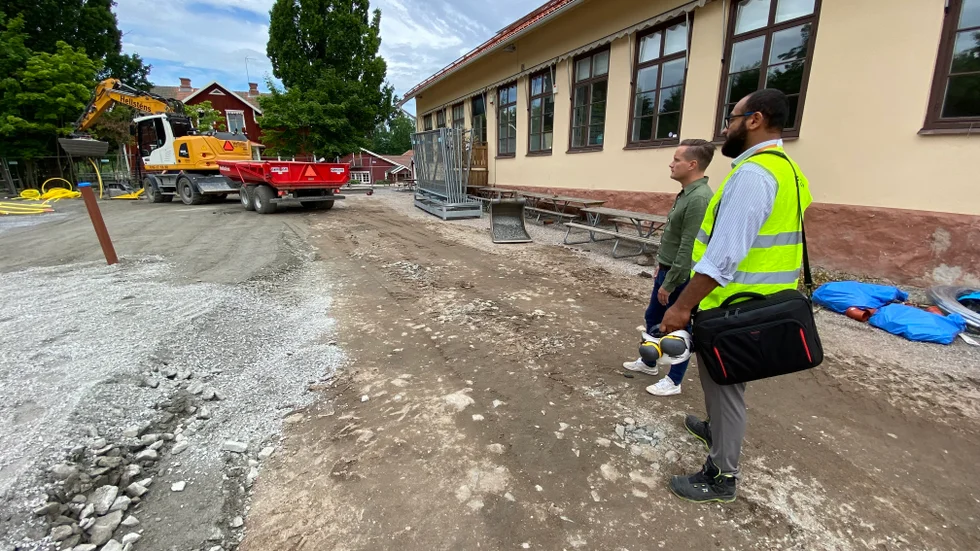Markarbetet har inletts för den paviljong som ska uppföras vid Vallby skola. Den nya modulbyggnaden ska stå klar före skolstarten i höst.