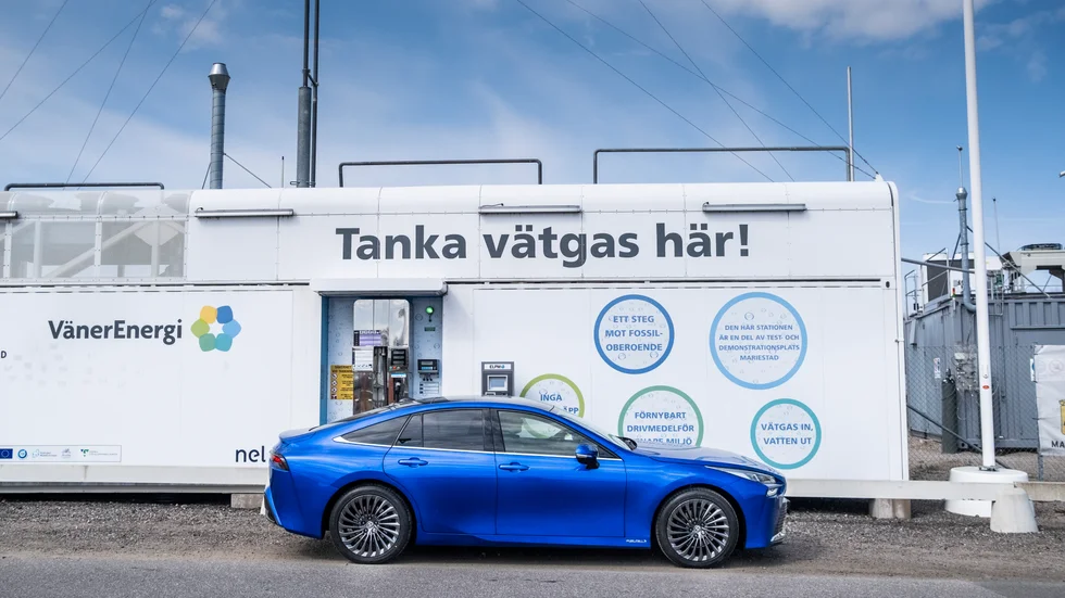 "Bland de få som fattat läget är järnverken i norr där man satsar på att använda vätgas, som tämligen "enkelt" kan utvinnas ur varje form av sjö genom att låta vind- och solfångare byggas så att de klyver vattenatomerna."