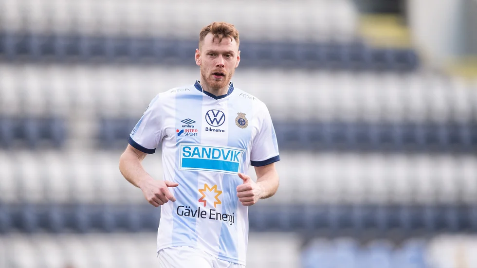 Leo Englund ligger två i skytteligan och hans Gefle leder numera serien efter att ha vunnit mot FC Stockholm i den sjuttonde omgången. 