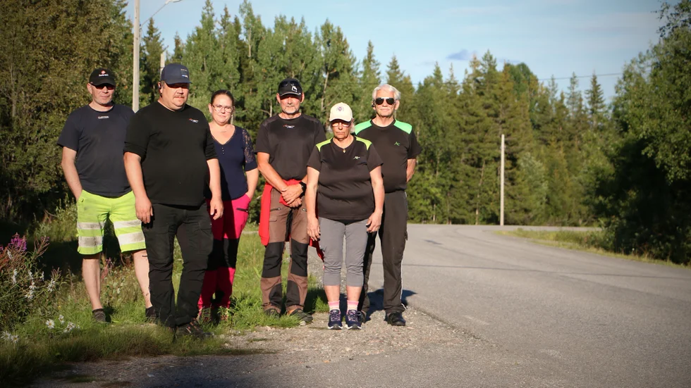 Flera bybor längs 373:an mellan Storlångträsk och Finnliden riktar kritik mot Trafikverket efter att de slitna vägmarkeringarna blivit en trafikfara. Från vänster Sven Öberg, Leif Lindkvist, Linda Gabrielsson, Ulf Öhlund, Christina Lundström och Jimmy Lundström.