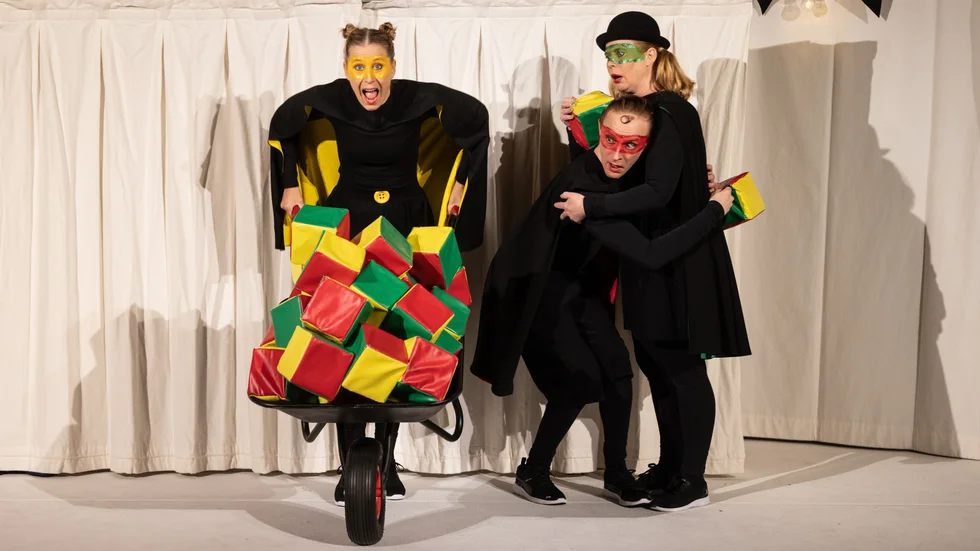 Linda Wincent, Erik Kaa Hedberg och Therése Lindberg är de tre "superhjältarna" som elegant vägledde den unga publiken när jordens alla resurser delades upp på olika sätt via klossar.