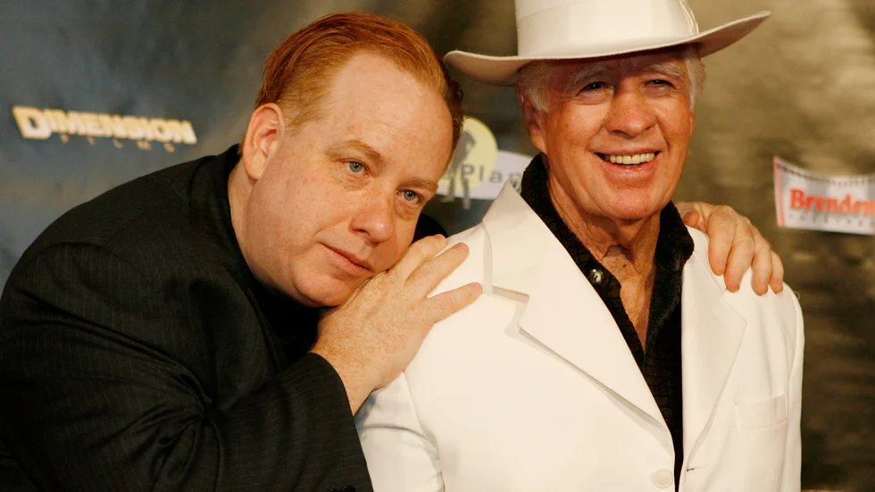 Clu Gulager, till höger, har avlidit 93 år gammal. Här syns han med sin son John Gulager. Arkivbild.