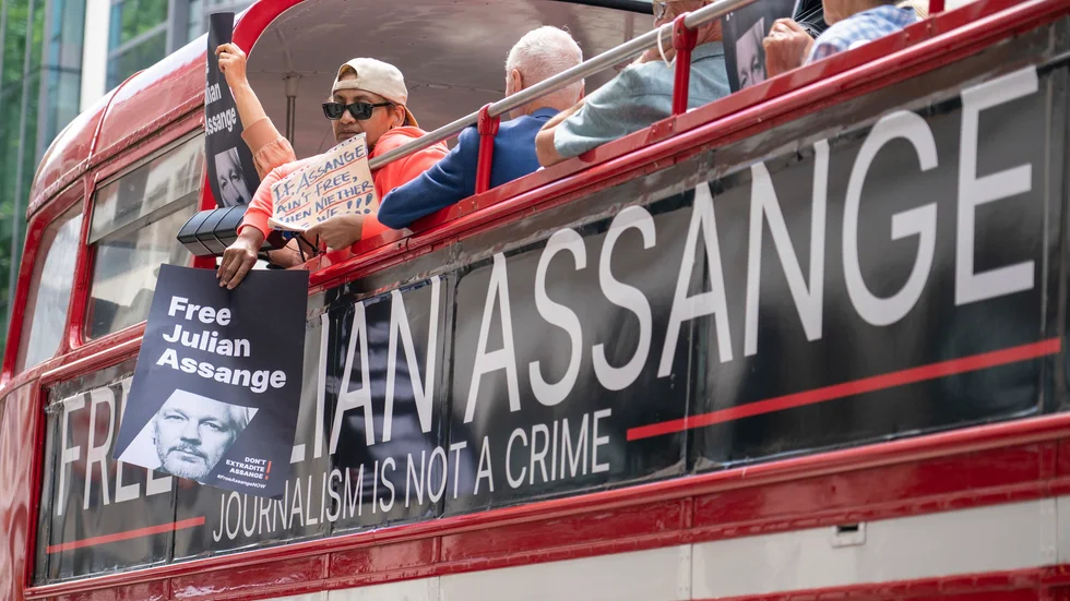 Anhängare till Wikileaksgrundaren Julian Assange protesterar utanför det brittiska inrikesdepartementet mot beslutet att utlämna honom till USA.