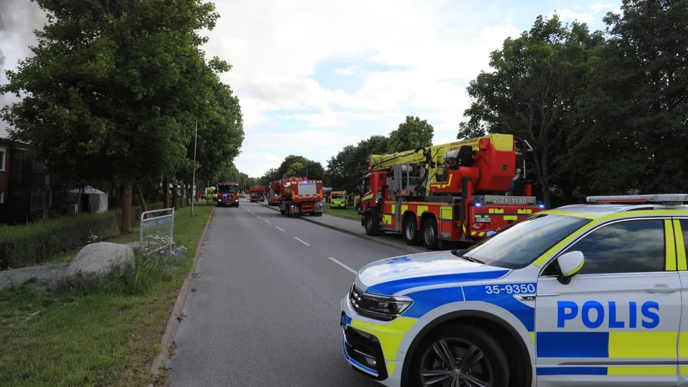 Det var vid 18-tiden på måndagen som branden bröt ut i flerfamiljshuset i Märsta.